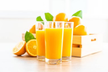 Cam ahşap masa - sağlıklı gıda kavramı üzerinde içki için taze portakal suyu