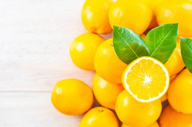 Ahşap masa - sağlıklı gıda kavramı üzerinde taze portakal meyve