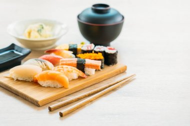 Somon balığı deniz hayvanı kabuğu karides ve diğer et suşi maki sos ve çorba - Japon yemekleri tarzı ahşap tepsi