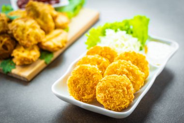 Derin kızarmış gevrek karides veya karides pasta beyaz plaka - Tay gıda tarzı sebze ve tatlı sos ile