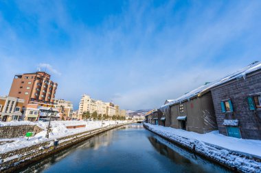 Güzel manzara ve Otaru Hokkaido Japonya kar ve kış sezonunda kanal nehirde cityscape