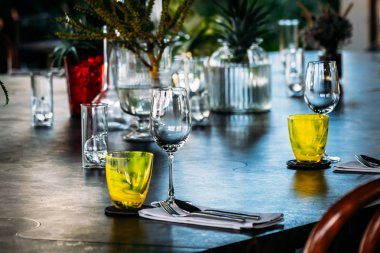 Yemek set ile Şarap kadehi hazırlamak için kahvaltı öğle veya akşam yemeği masada restoran ve kafe