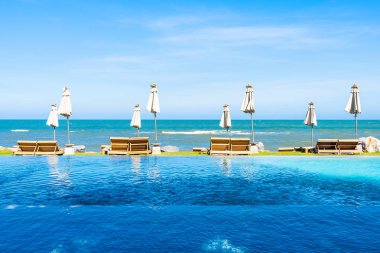 Güzel açık doğa manzara ile yatak şezlong otel tatil için seyahat ve tatil kavramı mavi gökyüzü arka plan üzerinde Yüzme Havuzu etrafında