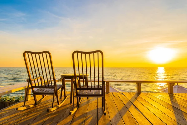 Houten Stoel Tafel Terras Met Prachtig Tropisch Strand Zee Bij — Stockfoto