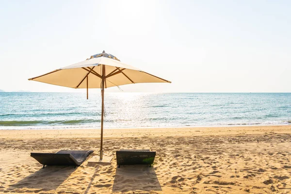 Sombrilla Silla Salón Hermosa Playa Mar Océano Cielo Para Viajes — Foto de Stock