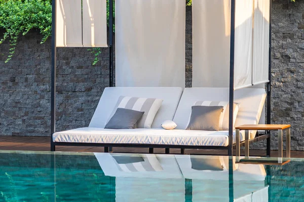 Piscine Extérieure Avec Parasol Salon Autour Pour Les Loisirs Voyage — Photo