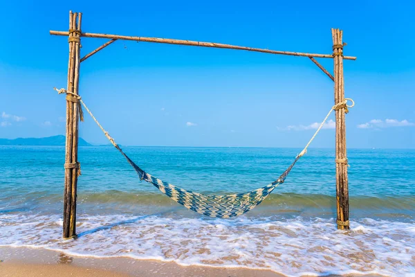 Columpio Vacío Hamaca Playa Hermosa Mar Para Viaje Vacaciones Concepto —  Fotos de Stock