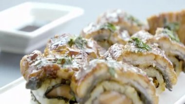 masada lezzetli suşi yakın çekim görüntüleri