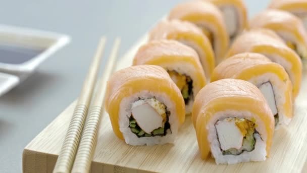 Nahaufnahme Von Köstlichem Sushi Auf Dem Tisch — Stockvideo