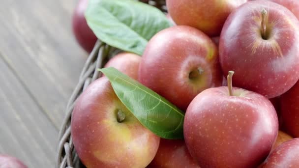 Primer Plano Las Manzanas Rojas Cesta Mesa Madera — Vídeo de stock