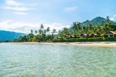 Güzel tropikal plaj deniz ve kum mavi gökyüzü ve beyaz bulut seyahat ve tatil için Hindistan cevizi hurma ağacı ile
