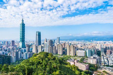 Taipei 101 binasının ve mimarisinin güzel manzarası ve manzarası Tayvan 'da mavimsi ve beyaz bulutlarla gökyüzüne yükseliyor.