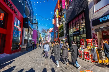 Seoul, Güney Kore 10 Aralık 2018: Myeong dong piyasasıdır popüler bir yer ve yiyecek bir şeyler bulmak alışveriş ve turistik bölgesi