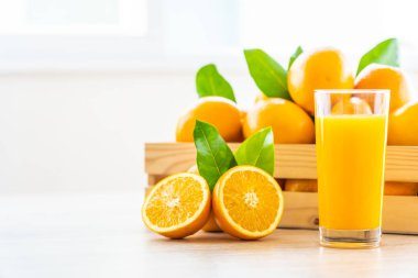 Cam ahşap masa - sağlıklı gıda kavramı üzerinde içki için taze portakal suyu