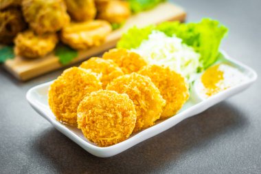 Derin yağda kızartılmış karides pasta veya topu sebze ile