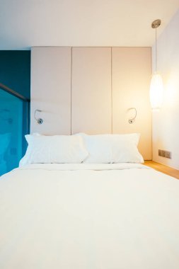 Otel yatak odası iç dekorasyonda yatak beyaz rahat yastık