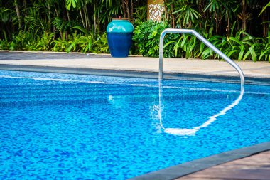 Yatak şezlong ve şemsiye tatil için seyahat ve tatil kavramı ile güzel Açık Yüzme Havuzu