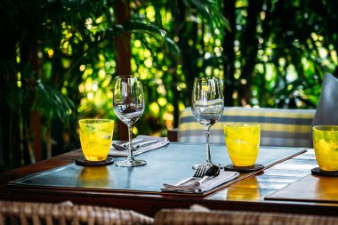 Yemek set ile Şarap kadehi hazırlamak için kahvaltı öğle veya akşam yemeği masada restoran ve kafe