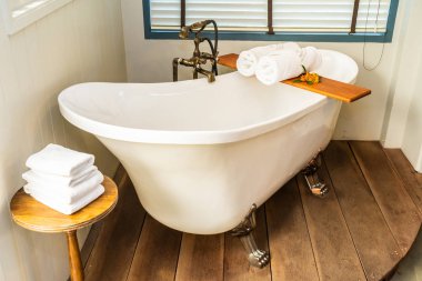 Güzel lüks elegance beyaz küvet dekorasyon iç banyo spa için sakin ol kavramı