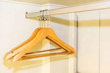 Elbise askısı ile giysi dolabında dışarı