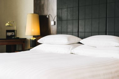 Otel yatak odası iç ışık lambası mobilya dekorasyon ile yatakta Güzel lüks rahat beyaz yastık ve battaniye