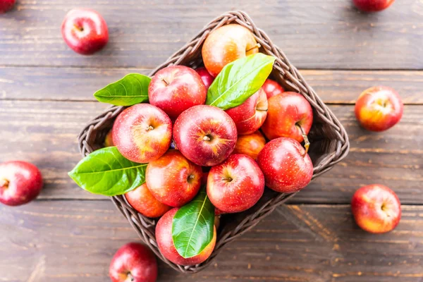 Dużo Owoców Czerwone Jabłko Brązowy Kosz Stole — Zdjęcie stockowe
