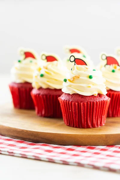 Γλυκό επιδόρπιο με cupcake κόκκινο βελούδο — Φωτογραφία Αρχείου