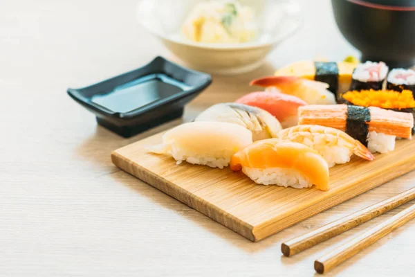 Camarão com casca de atum de salmão e outra carne sushi maki — Fotografia de Stock