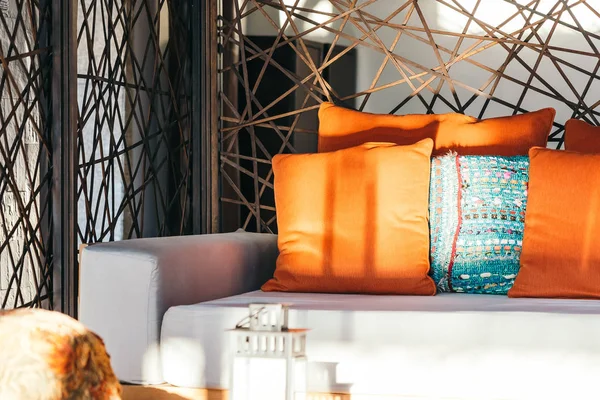 部屋のソファの装飾インテリア高級で快適な枕 — ストック写真