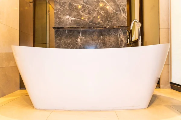 Dinlenmek Spa Için Banyo Güzel Lüks Beyaz Küvet Dekorasyon — Stok fotoğraf