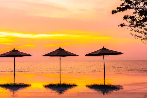 Napernyő Szék Körül Uszoda Neary Tenger Óceán Strand Napkelte Vagy — Stock Fotó