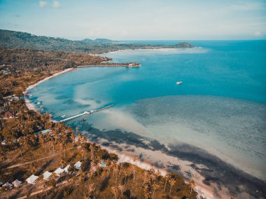 Güzel tropikal plaj ve deniz hurma ve koh samui Adası seyahat ve tatil için diğer ağacında havadan görünümü