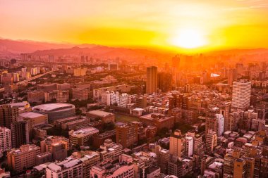 Taipei şehrinin güzel mimarisi Tayvan 'da gün batımında gökyüzüne yükseliyor.