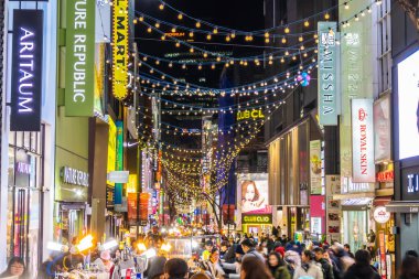 Seoul, Güney Kore 10 Aralık 2018: Myeong dong piyasasıdır popüler bir yer ve yiyecek bir şeyler bulmak alışveriş ve turistik bölgesi