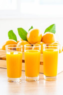 Cam ahşap masa - sağlıklı gıda kavramı üzerinde içki için taze portakal suyu