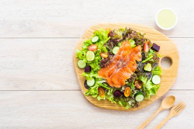Çiğ füme somon et balık taze yeşil sebze salatası ve sos - sağlıklı gıda kavramı ile