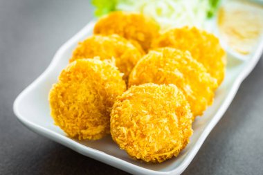 Derin kızarmış gevrek karides veya karides pasta beyaz plaka - Tay gıda tarzı sebze ve tatlı sos ile