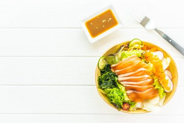 Ham taze somon balık et sashimi sebze salata ve sos - Japonca ve sağlıklı gıda kavramı