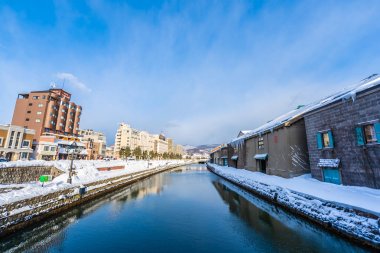 Güzel manzara ve Otaru Hokkaido Japonya kar ve kış sezonunda kanal nehirde cityscape