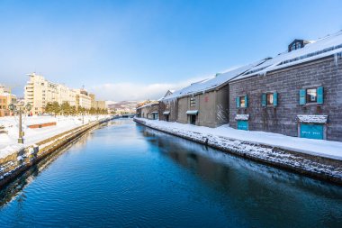 Güzel manzara ve Otaru Hokkaido Japonya kar ve kış sezonunda kanal nehirde cityscape