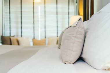 Beyaz yastık ve battaniye güzel lüks yatak odası iç dekorasyonda yatak var