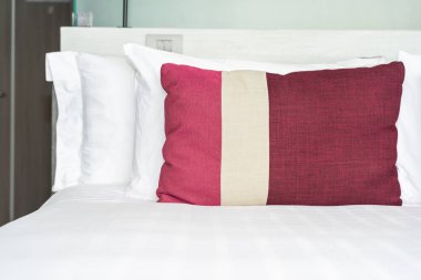 Güzel rahat yastık ve battaniye yatak yatak odası dekorasyon iç