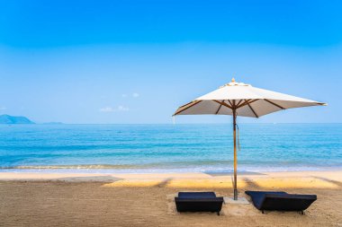 Sandalye şemsiye ve güzel bir plaj deniz okyanus üzerinde sky lounge eğlence için seyahat ve tatil kavramı