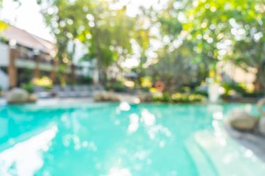 Otel ve tesiste soyut bulanıklık ve defokus açık yüzme havuzu