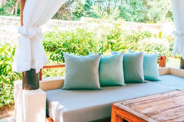 Relax ve eğlence için bahçe manzaralı Sofa sandalye dekorasyon açık veranda üzerinde yastık