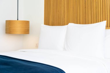 Relax ve eğlence için yatak odası iç yatak dekorasyonu güzel rahat yastık