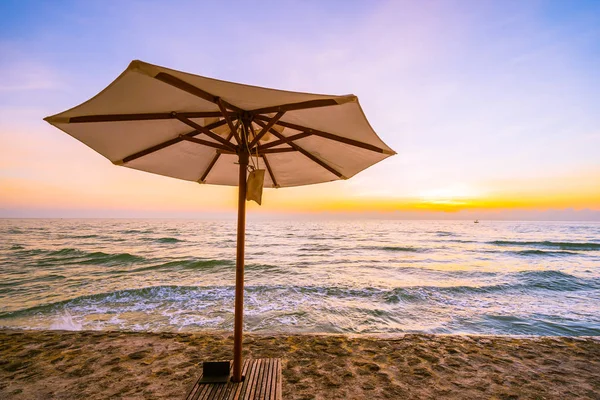 Sombrilla Silla Con Almohada Alrededor Hermoso Paisaje Playa Mar Amanecer —  Fotos de Stock