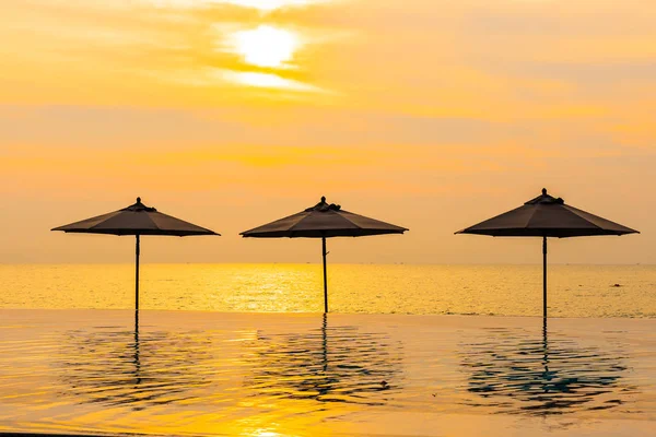 Sonnenschirm Und Liegestuhl Rund Das Schwimmbad Neary Meer Ozean Strand — Stockfoto