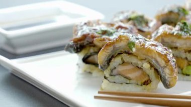 masada lezzetli suşi yakın çekim görüntüleri