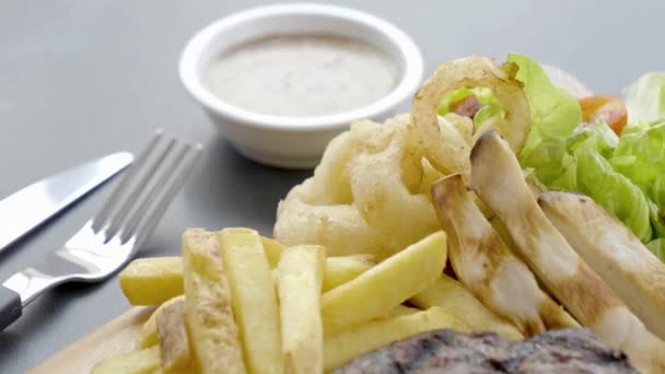 Material Primer Plano Deliciosas Papas Fritas Carne Mesa — Vídeos de Stock